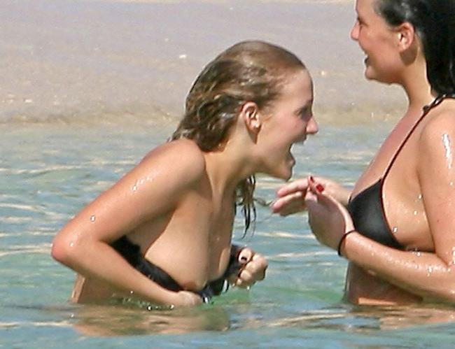 15P Celebrity top scandal babe Ashlee Simpson nice nipple slip