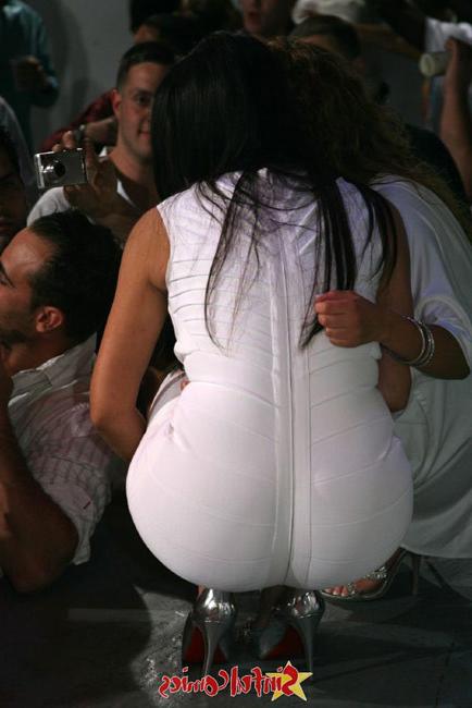 15P Bleck celebrity cutie Kim Kardashian showing her perfect ass
