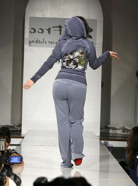 15P Bleck celebrity cutie Kim Kardashian showing her perfect ass