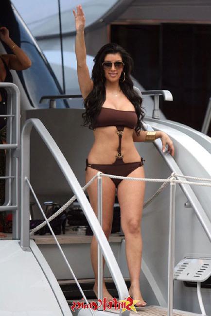 15P Bleck celebrity cutie Kim Kardashian showing her perfect ass