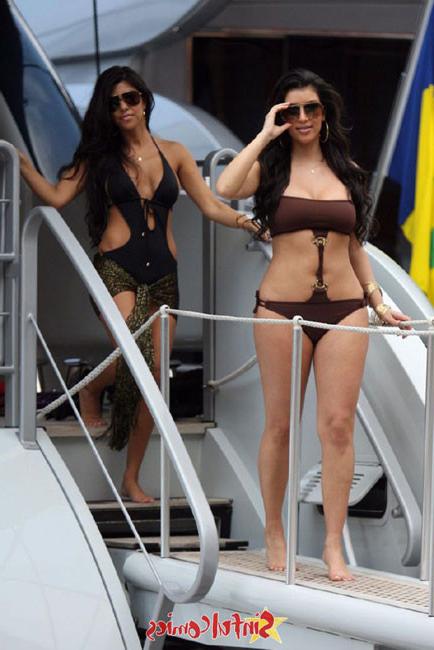15P Bleck celebrity cutie Kim Kardashian showing her perfect ass