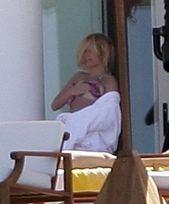 15P Hot celebrity singer Jessica Simpson hard nipples and upskirt