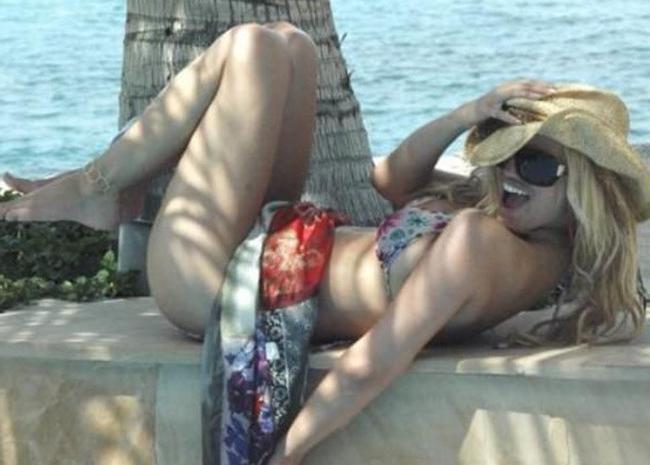 15P Hot celebrity singer Jessica Simpson hard nipples and upskirt