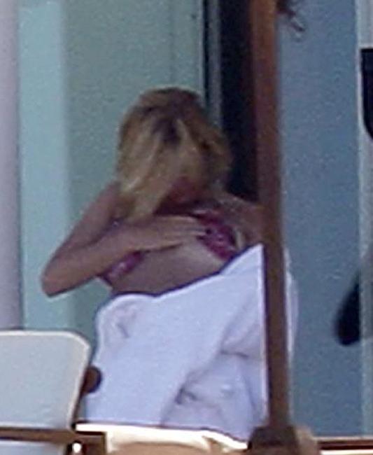 15P Hot celebrity singer Jessica Simpson hard nipples and upskirt