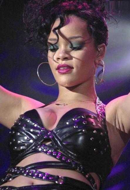 15P Black celebrity Rihanna nice nipple slip and sexy black body