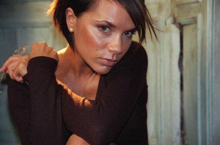 16P Victoria Beckham showing her big tits and upskirt paparazzi pics