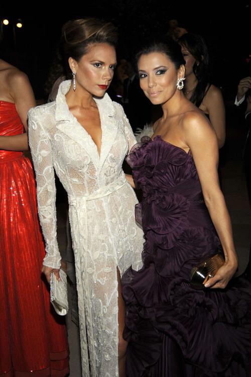 16P Victoria Beckham showing her big tits and upskirt paparazzi pics