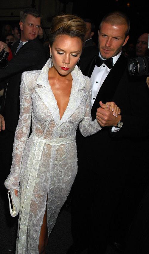 16P Victoria Beckham showing her big tits and upskirt paparazzi pics