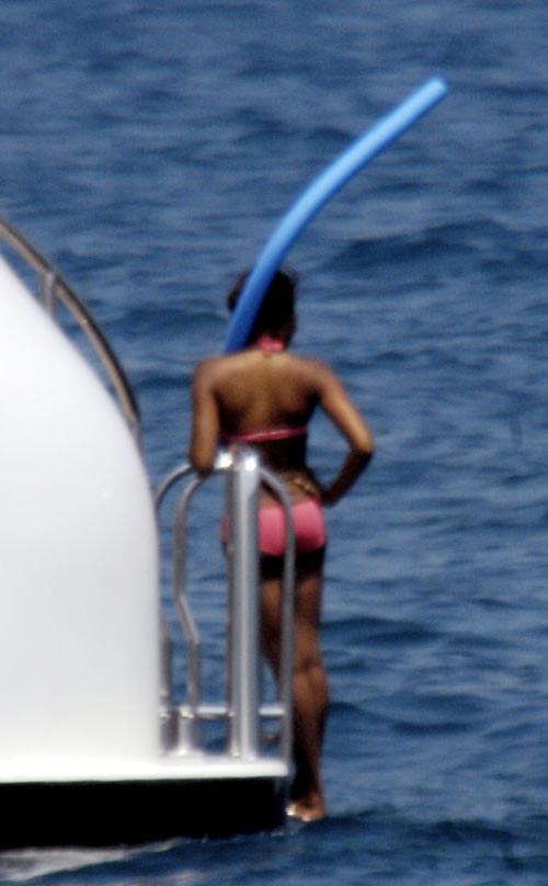 16P Naomi Campbell showing hairy pussy and tits and bikini posing