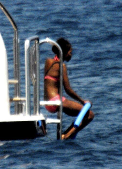 16P Naomi Campbell showing hairy pussy and tits and bikini posing