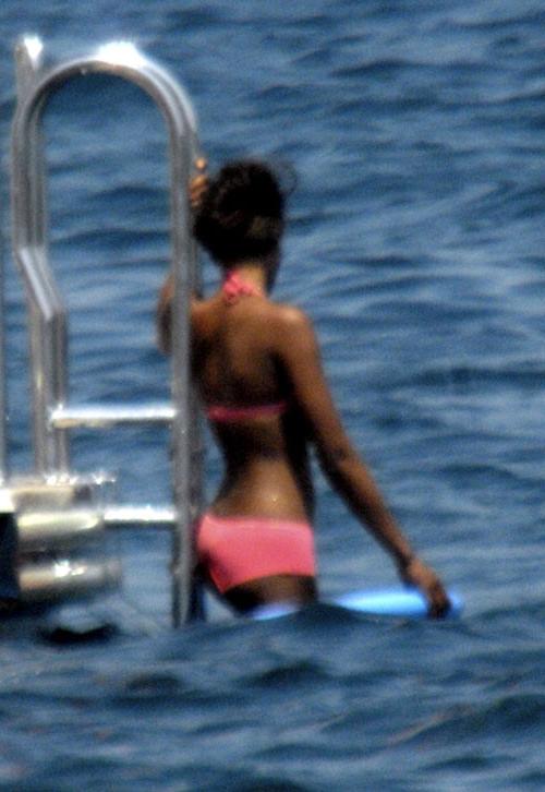 16P Naomi Campbell showing hairy pussy and tits and bikini posing
