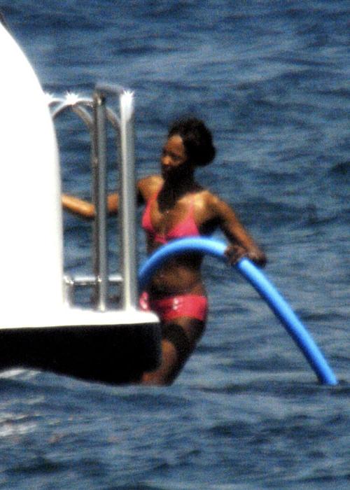 16P Naomi Campbell showing hairy pussy and tits and bikini posing