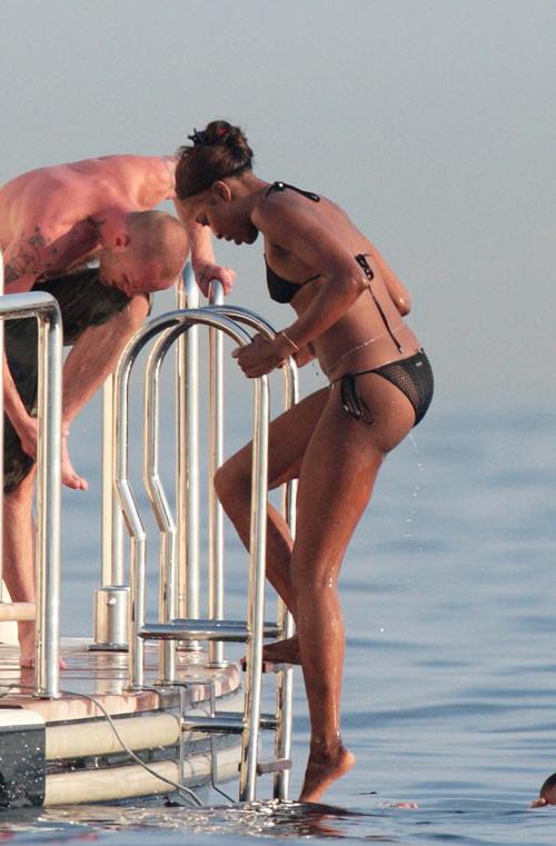 16P Naomi Campbell showing hairy pussy and tits and bikini posing