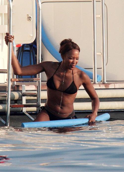 16P Naomi Campbell showing hairy pussy and tits and bikini posing