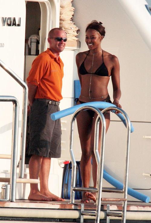 16P Naomi Campbell showing hairy pussy and tits and bikini posing