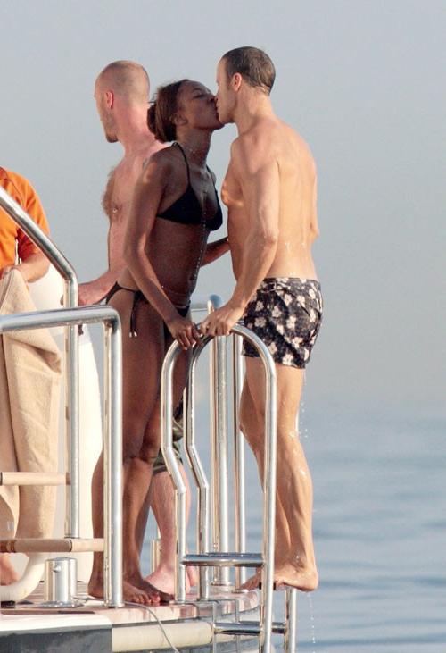 16P Naomi Campbell showing hairy pussy and tits and bikini posing