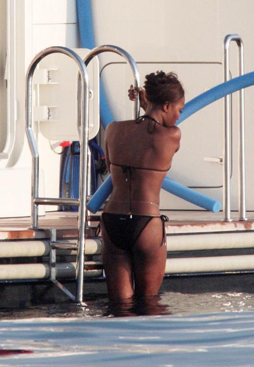 16P Naomi Campbell showing hairy pussy and tits and bikini posing