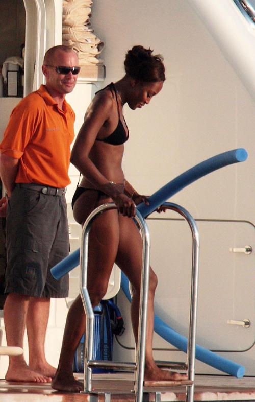 16P Naomi Campbell showing hairy pussy and tits and bikini posing