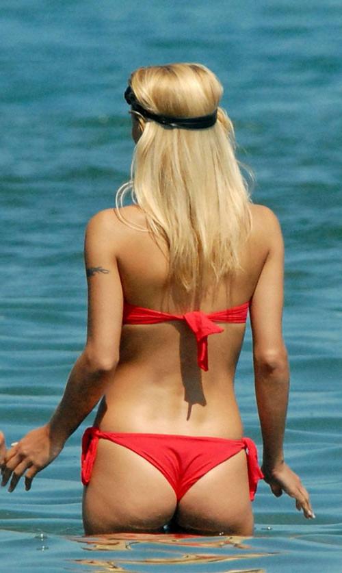 16P Michelle Hunziker showing big tits on beach paparazzi pictures