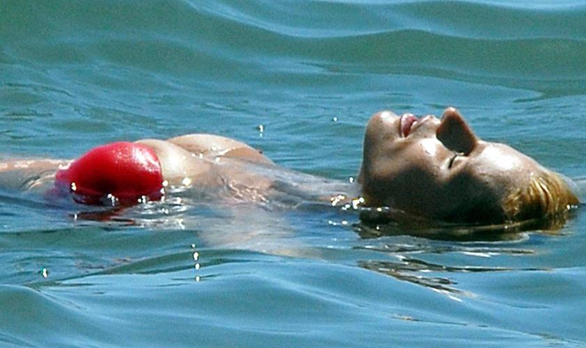 16P Michelle Hunziker showing big tits on beach paparazzi pictures