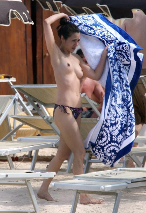 16P China Chow showing her nice tits on beach topless paparazzi pics