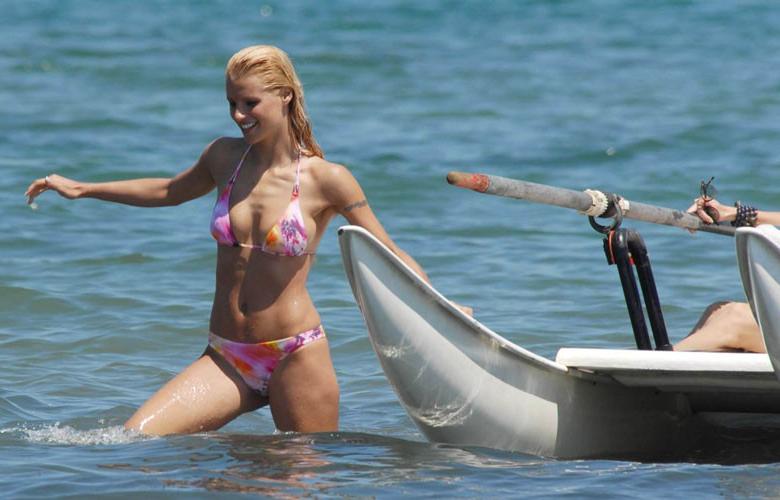 16P Michelle Hunziker showing her big tits on beach paparazzi pics