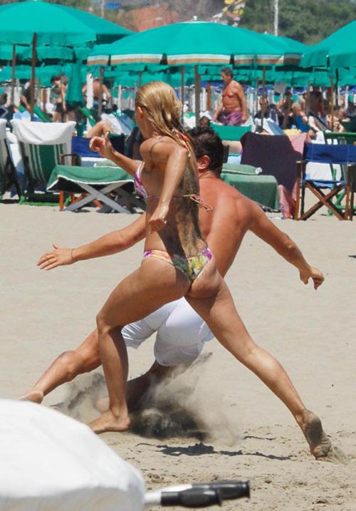 16P Michelle Hunziker showing her big tits on beach paparazzi pics
