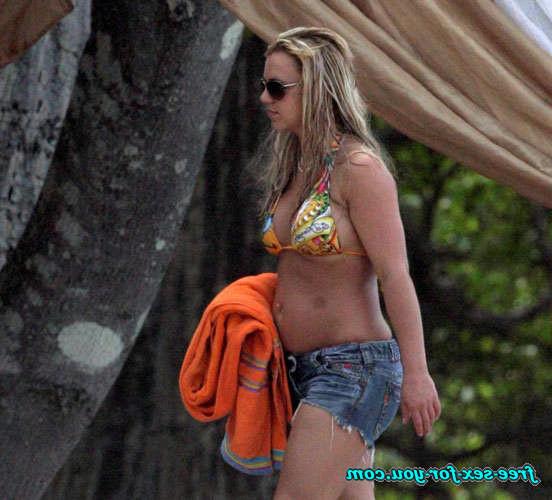 16P Britney Spears showing her nice shaved pussy and gives blowjob