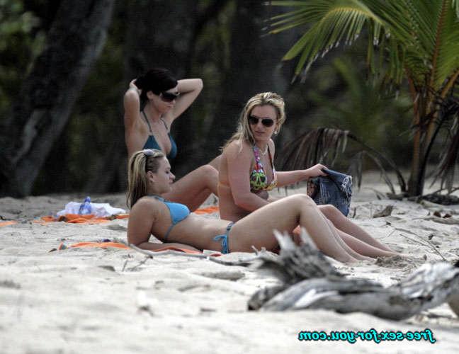 16P Britney Spears showing her nice shaved pussy and gives blowjob