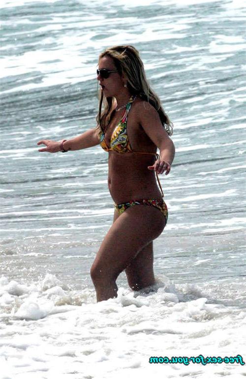 16P Britney Spears showing her nice shaved pussy and gives blowjob