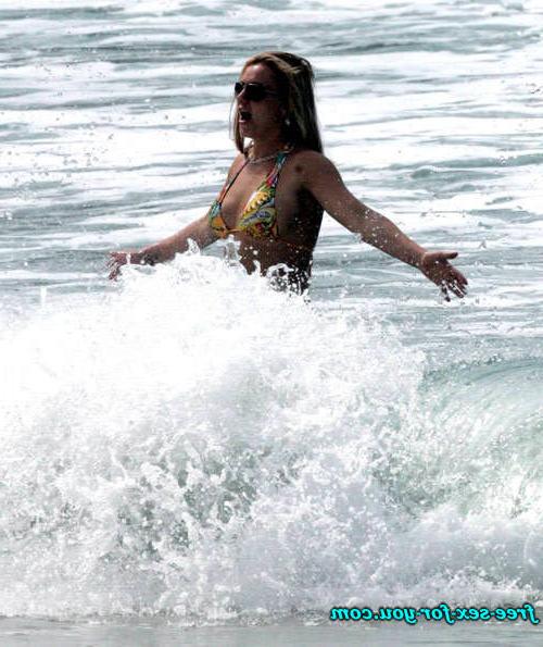 16P Britney Spears showing her nice shaved pussy and gives blowjob