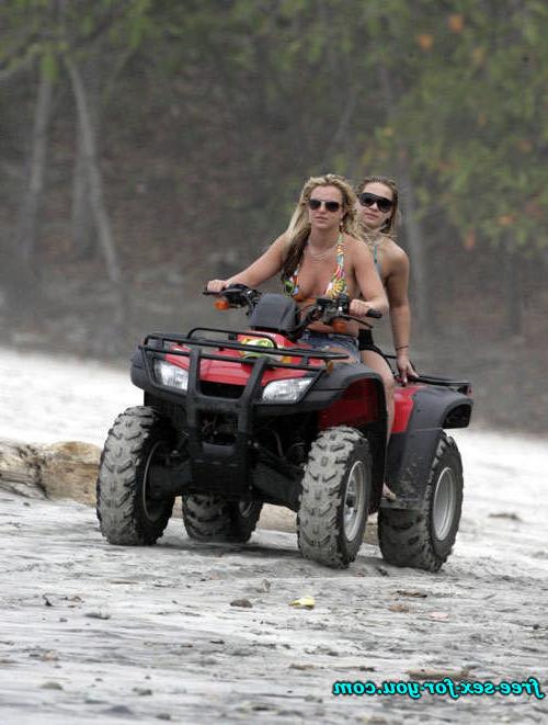 16P Britney Spears showing her nice shaved pussy and gives blowjob