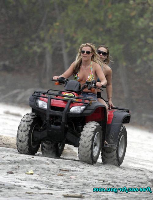 16P Britney Spears showing her nice shaved pussy and gives blowjob