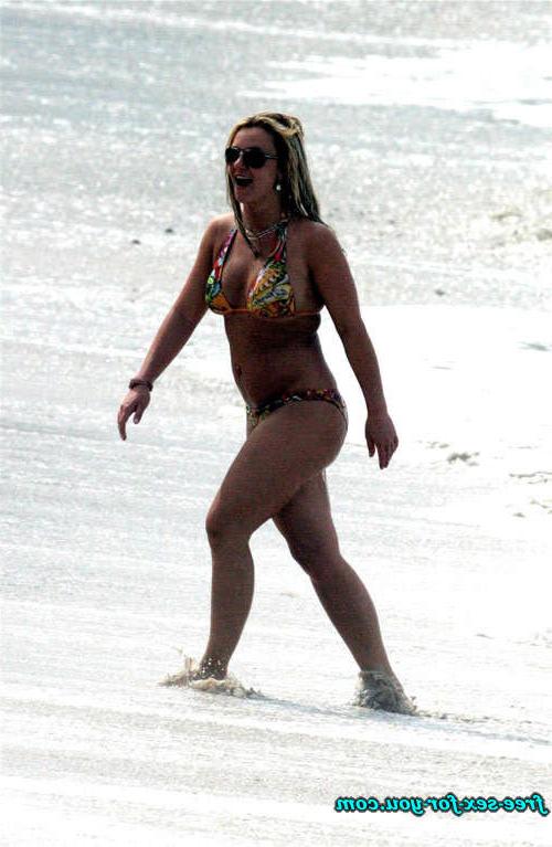 16P Britney Spears showing her nice shaved pussy and gives blowjob