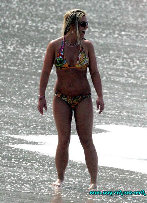 16P Britney Spears showing her nice shaved pussy and gives blowjob