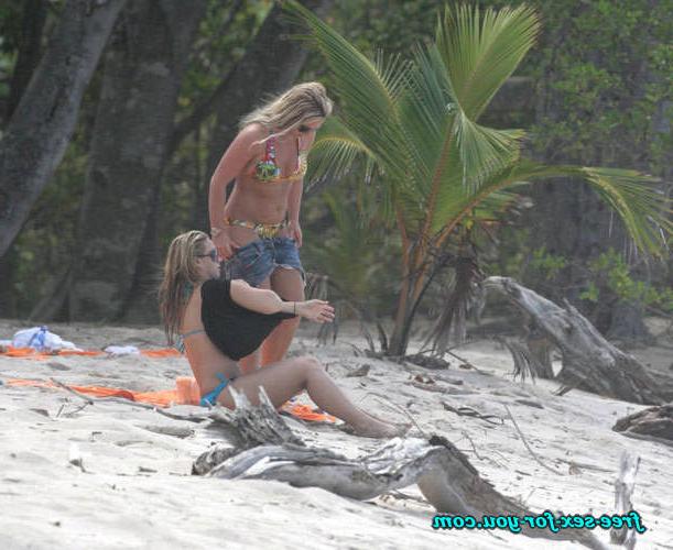 16P Britney Spears showing her nice shaved pussy and gives blowjob