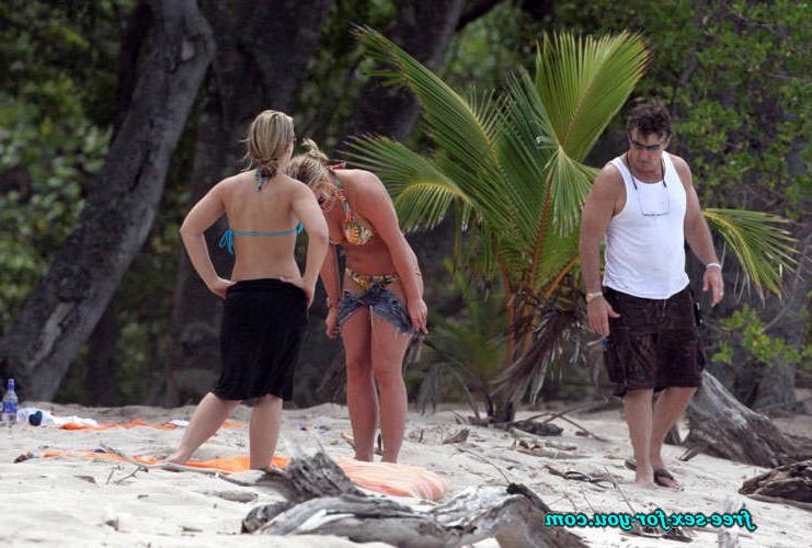 16P Britney Spears showing her nice shaved pussy and gives blowjob