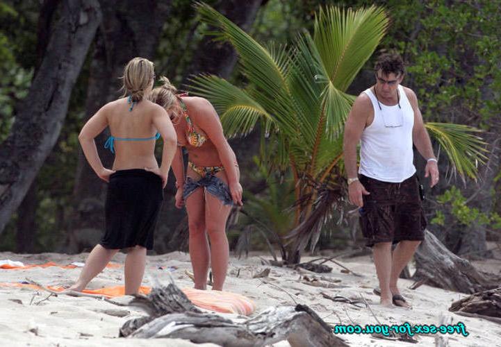 16P Britney Spears showing her nice shaved pussy and gives blowjob
