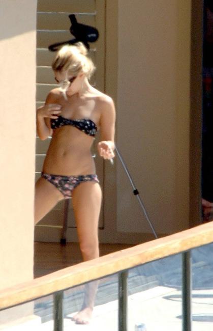 15P Celebrity super babes Olsen Twins posing very sexy and hot