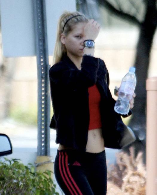 16P Celebrity babe Anna Kournikova see thru and nice boobs