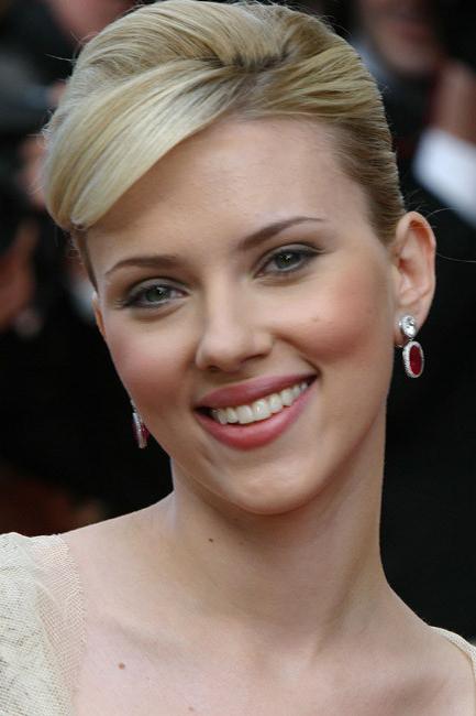 16P Celebrity babe Scarlett Johansson upskirt pink panties