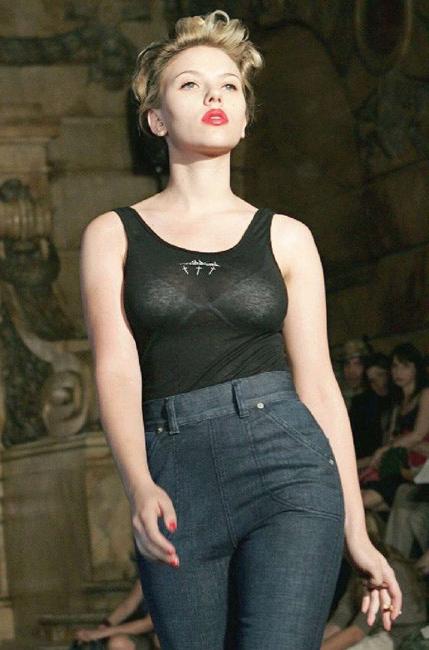 16P Celebrity babe Scarlett Johansson upskirt pink panties