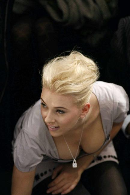 16P Celebrity babe Scarlett Johansson upskirt pink panties