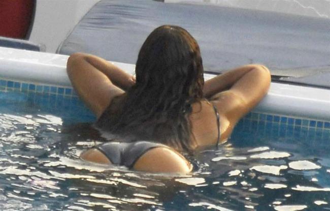15P Beyonce Knowles shows sexy ass and some upskirt pics
