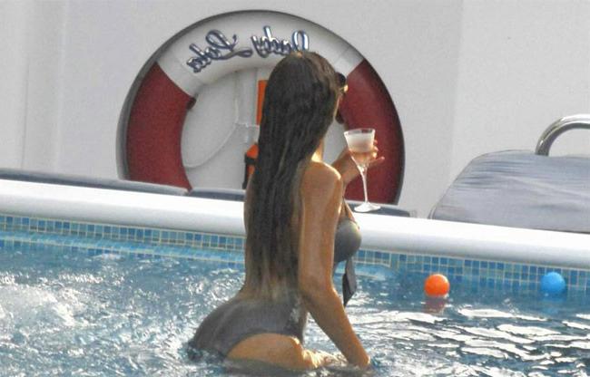 15P Beyonce Knowles shows sexy ass and some upskirt pics