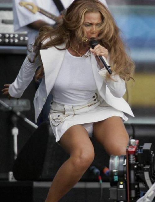 15P Beyonce Knowles shows sexy ass and some upskirt pics