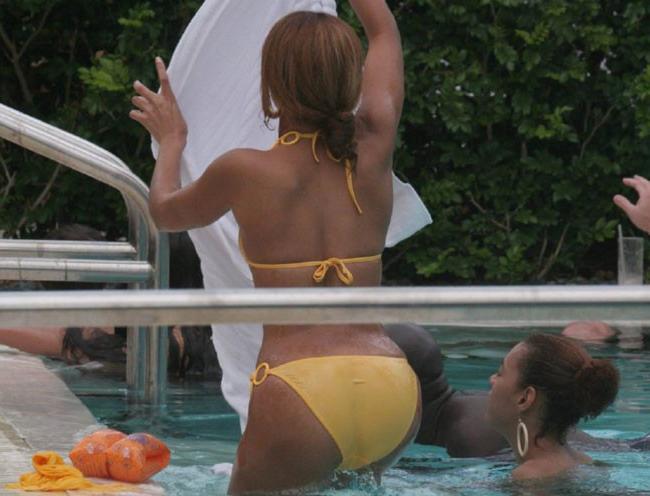 15P Beyonce Knowles shows sexy ass and some upskirt pics