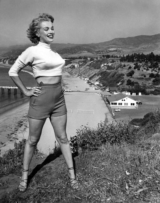 16P Celebrity Marilyn Monroe nude tits and lovely nude ass