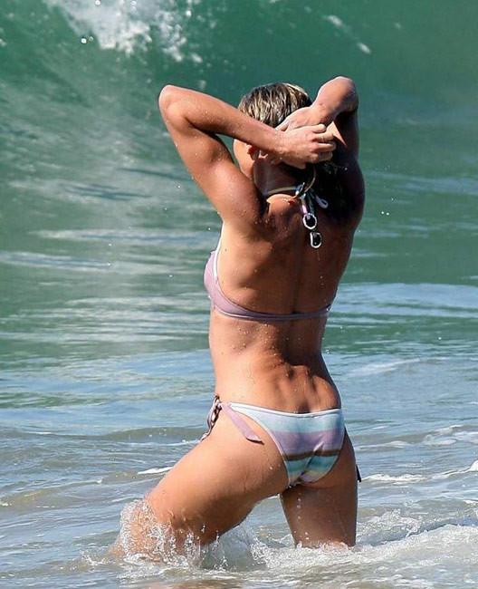 16P Cameron Diaz hard nipples and sexy ass in bikini