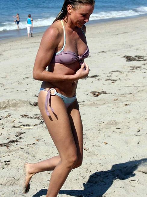 16P Cameron Diaz hard nipples and sexy ass in bikini